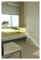 Separates Schlafzimmer mit zwei Einzelbetten